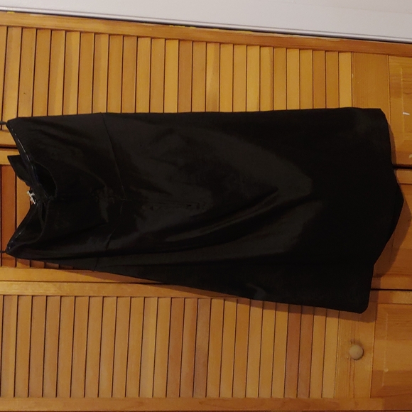 Beautiful NWOT black formal dress with boning. Size 20 plus - Picture 8 of 9